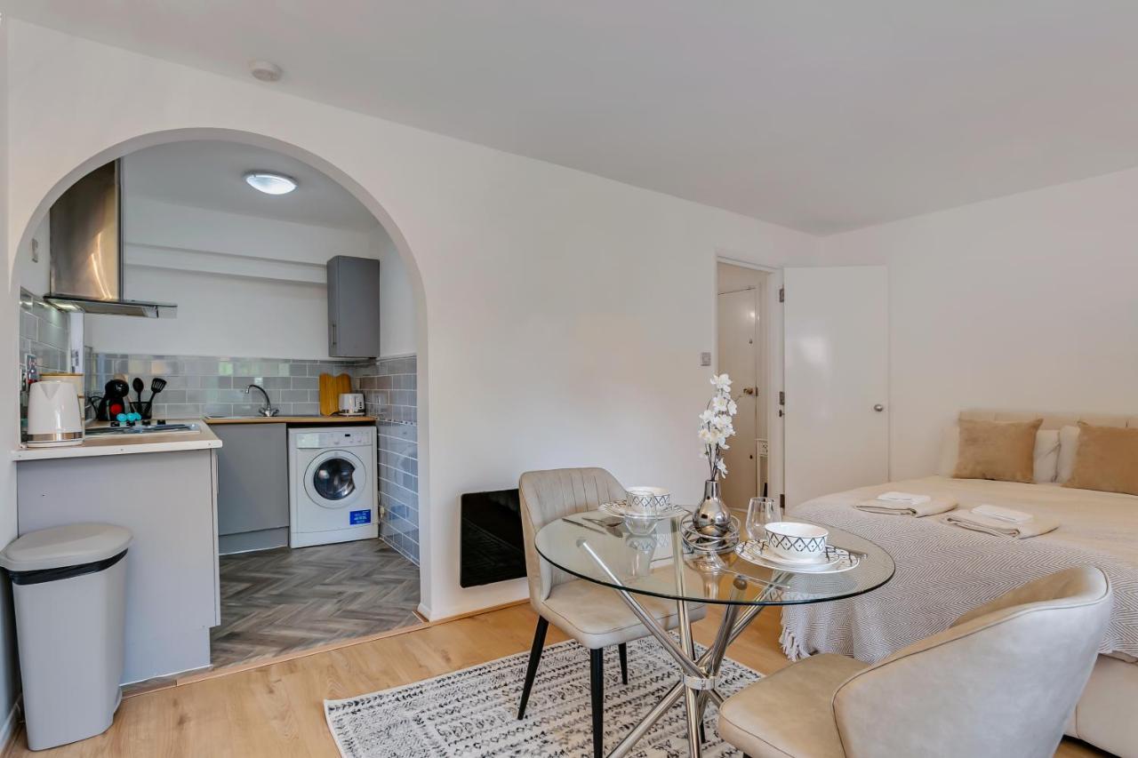 Aryas Apartments London Edgware Екстериор снимка